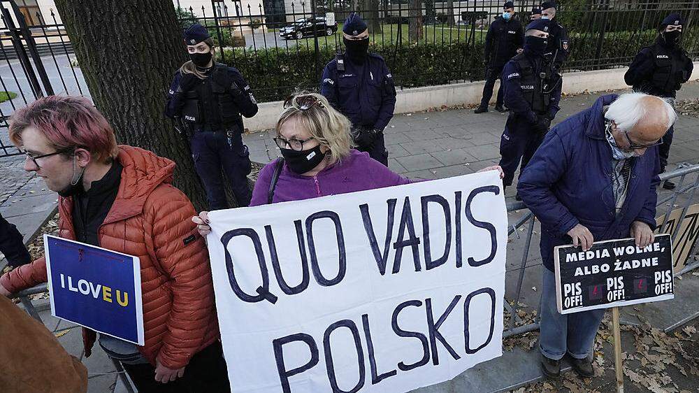 Vor dem Verfassungsgerichtshof in Warschau kam es zu spontanen Protesten. Ein Großteil der Bevölkerung gilt als EU-freundlich - und versteht die eigene Regierung nicht mehr