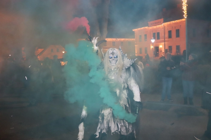 Mit feurigen Effekten zogen die Gestalten am Samstagabend durch St. Paul.