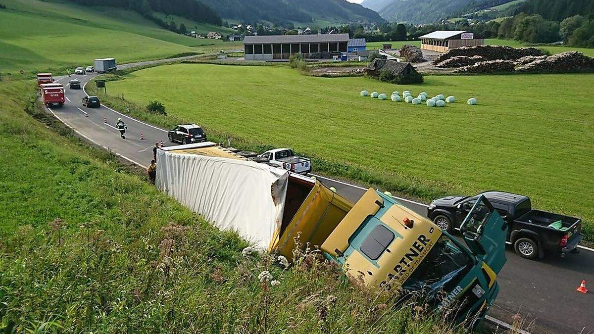 Sattelzug kippte um, Bergung war schwierig