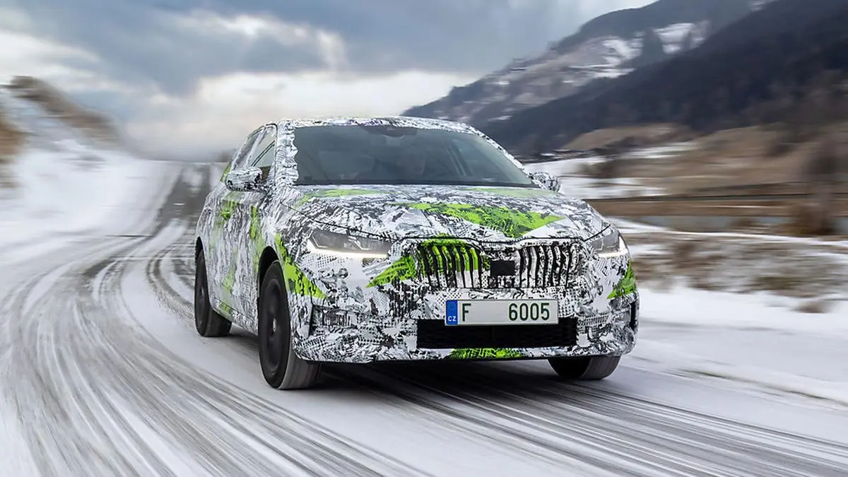 Noch ist er getarnt unterwegs, der neue Skoda Fabia