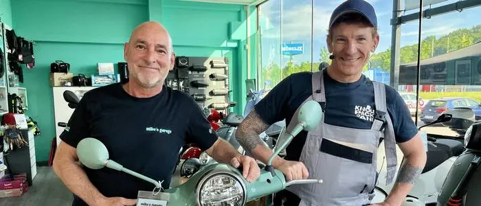 Ö3-Moderator Andi Knoll versuchte sich einen Nachmittag lang als Vespa-Mechaniker bei Michael Gimpl in seiner Vespa-Garage