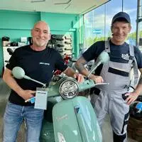Ö3-Moderator Andi Knoll versuchte sich einen Nachmittag lang als Vespa-Mechaniker bei Michael Gimpl in seiner Vespa-Garage