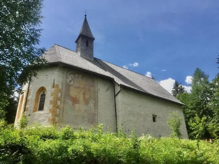  Zur Kirche etwa 100 Meter oberhalb von Tröpolach führt ein Kreuzweg