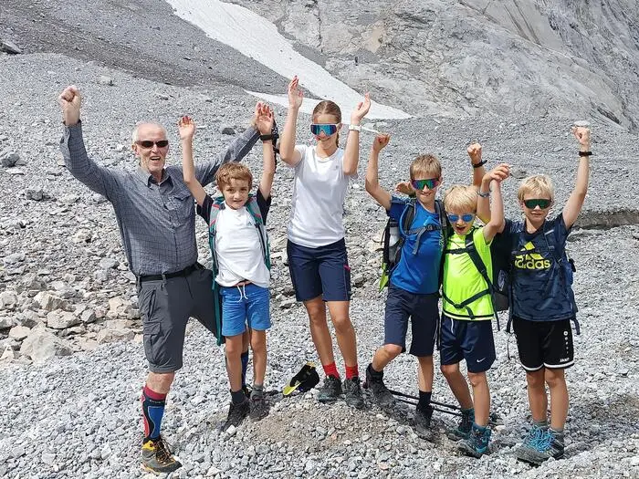 Hohenwarter am Gletscher mit fünf seiner Enkelkinder