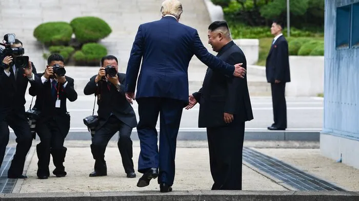 Trump hatte am Samstag auf dem Gipfel der 20 wichtigsten Industrie-und Schwellenländer (G-20) im japanischen Osaka überraschend angekündigt, er wolle Kim an der Grenze "für zwei Minuten" treffen, ihm die Hand schütteln und Hallo sagen.