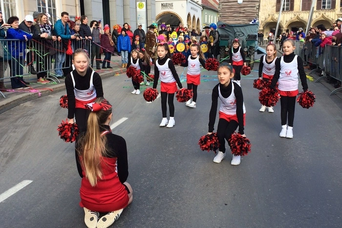 Die Cheerleader haben mit ihren Pompoms für Stimmung gesorgt.