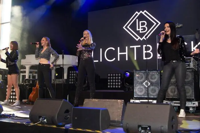 Die Damengruppe "Lichtblick" und "Die Jungen Zillentaler" heizten von Beginn an die Stimmung an