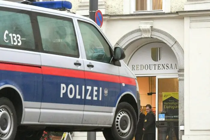 Der Kongress begann um 9 Uhr. Schon eine Stunde zuvor trafen die Teilnehmer ein, die Rede war von 200 bis 350 Personen.