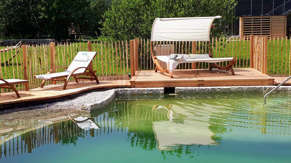 Der Natur-Bio-Pool lädt zum Relaxen ein