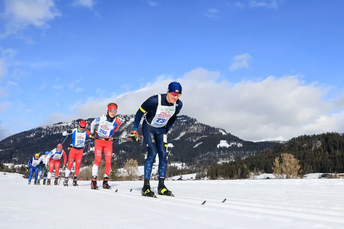 Die Spitzengruppe über 30 km in klassischer Technik, angeführt von Christoph Gsenger (AUT), Startnummer 236.