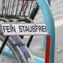 Fahrrad mit einer Tafel, auf der „feinstaubfrei“ zu lesen ist