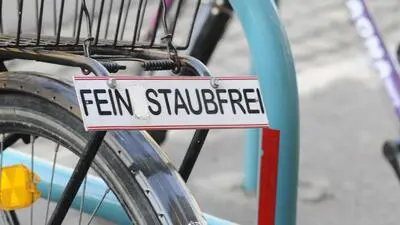 Fahrrad mit einer Tafel, auf der „feinstaubfrei“ zu lesen ist