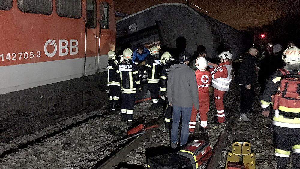 Zwei Züge kollidiert: Zwölf Personen verletzt