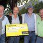 Karl Klinar freut sich für den Unterstützungsverein über die Spende. Harald Lagger, Horst Rittchen und Gustav Unterlerchner