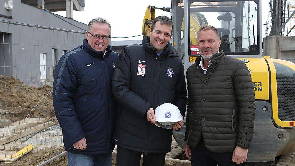 Auf Baustellenbesichtigung, v.l. Austria-Sportdirektor Franz Wohlfahrt, Manager Markus Kraetschmer und Trainer Thorsten Fink