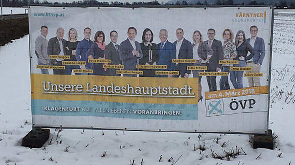 Die ÖVP wirbt mit Transparenten und nicht mit Plakaten, was Kritiker hinterfragen 