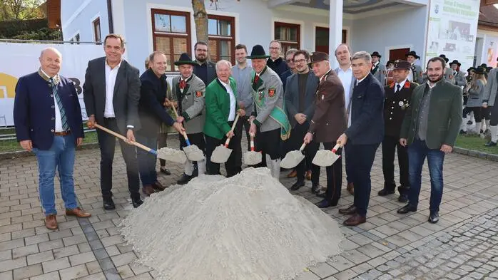 Vertreter aus Politik, Kultur und Gesellschaft setzten den Spatenstich