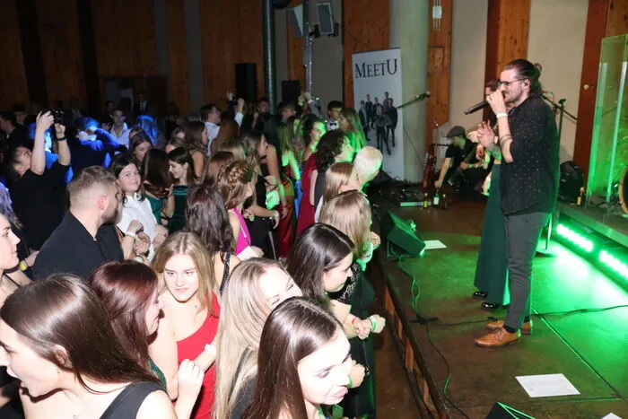 Die Unterkärntner Partyband MeetU sorgten im kleinen Saal nicht nur beim jüngsten Publikum für ausgelassene Partystimmung mit rockigen Klängen bis hin zu Schlagerknüllern.