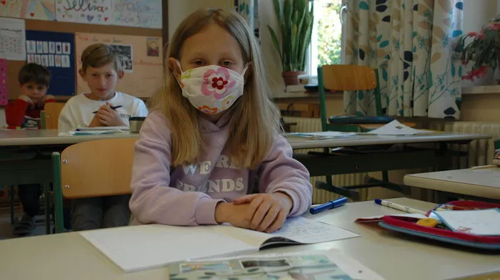 Erster Schultag mit Maske für Schülerin Jana-Lia an der VS Lödersdorf. Sie erzählt: „Ich habe mich seit Wochen auf diesen ersten Schultag gefreut und dass ich alle meine Freunde zumindest wieder sehen kann. Auch der Unterricht macht hier einfach mehr Spaß. Schade finde ich nur, dass bis zum Schulschluss Turnen entfällt. Auch Tanzen und Singen wird es nicht geben. Der Mundschutz aber macht mir keine Probleme."