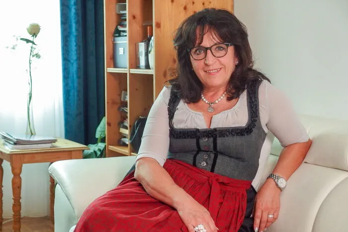 Anna, 61-jährige Pensionistin aus Niederösterreich wünscht sich eine wunderschöne, neue Beziehung mit einem Mann. Ihr Lebensgefährte, der leider verstarb, fing Anna auf, als ihre zweite Ehe zerbrach. „Er wohnte auf der anderen Straßenseite und sagte ich soll bei ihm einziehen.“ Sie hatten zwei glücklich gemeinsame Jahre. Anna ist seit drei Jahren alleine. Es wäre schön, wenn der neue Partner ihre Liebe zum Ausseerland teilt und manchmal Tracht trägt.
