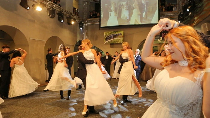 Klicken Sie sich durch die besten Bilder einer beschwingten Ballnacht!