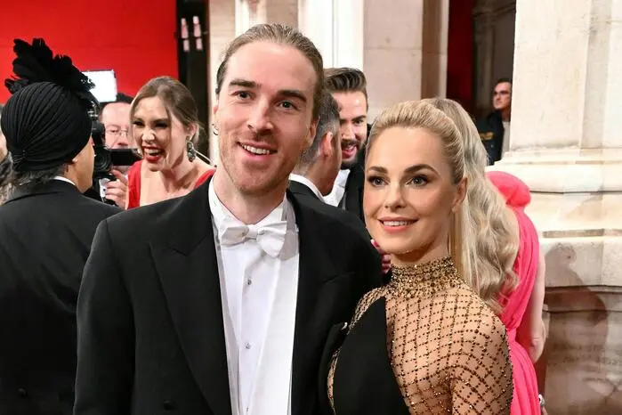  Moderatorin Silvia Schneider und ihr Freund Jamie Harrison waren wieder gemeinsam am Opernball. Mit ihrem Kleid sorgte Schneider wohl für einen der Hingucker des Abends. Sie trug ein maßangefertigtes Swarovski Unterkleid, darüber ein schlichtes schwarzes Korsagenkleid. Sie funkelte am Donnerstagabend mit den Kronleuchtern um die Wette.