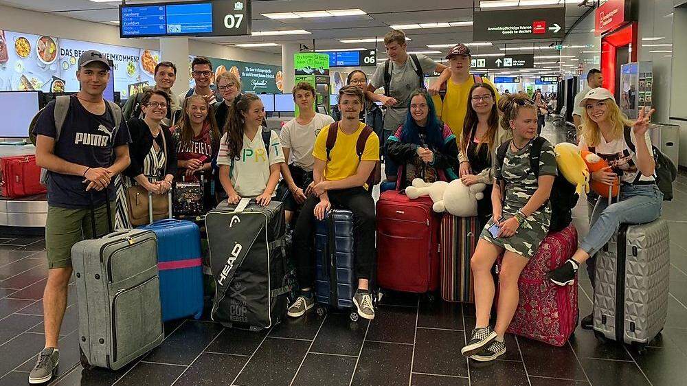 16 Schüler und ihre Begleitlehrerin Karin Späth (2.v.l.) sind wieder gut in Österreich gelandet