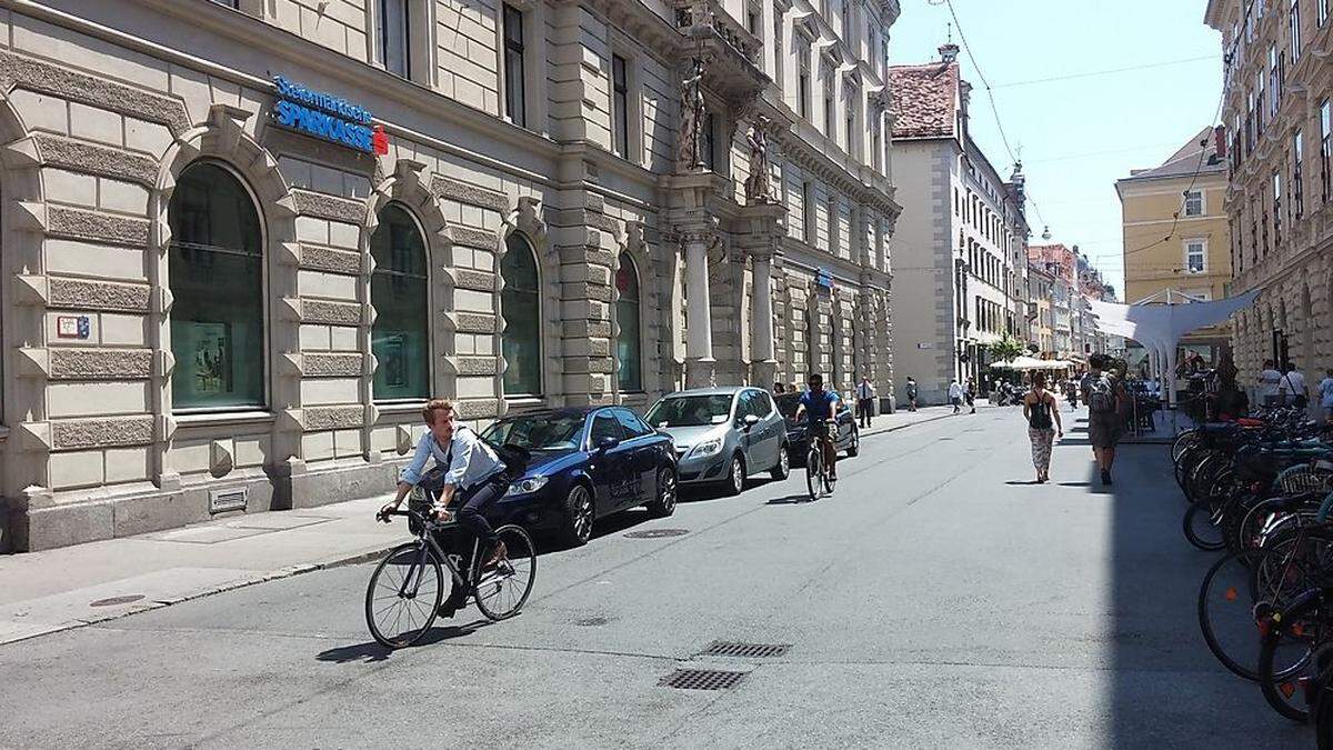 Ja, das ist eine Fußgängerzone. Wirklich merken wird man es aber erst 2018, wenn die Straße auch neu gestaltet wird 