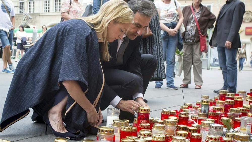 US-Botschafterin Alexa Wesner und Bürgermeister Siegfried Nagl beim Entzünden einer Kerze