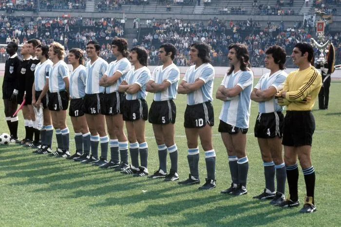 Argentinien vergab bis zu den 1980er-Jahren die Rückennummern ihrer Trikots alphabetisch nach den Spielernamen. Erst als Diego Maradona die Nummer 10 beanspruchte, wurde dieses System auf das heute übliche geändert.
