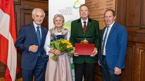 Walfried Wutscher (Zweiter von rechts) mit Ehefrau Elfriede, Josef Riegler (Präsident des Ökosozialen Forums, links) und Josef Moosbrugger (Präsident der Landwirtschaftskammer Österreich, rechts)