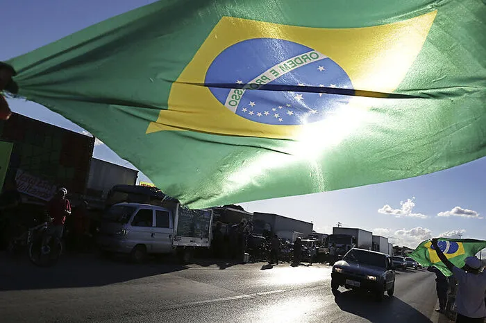 Lkw-Fahrer hissen die brasilianische Flagge. Sie fordern günstigere Spritpreise.