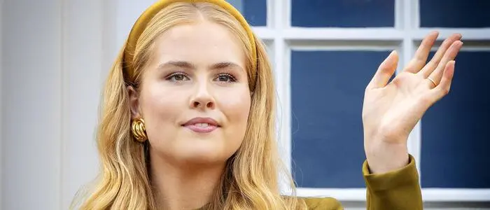 Kronprinzessin Amalia winkt
