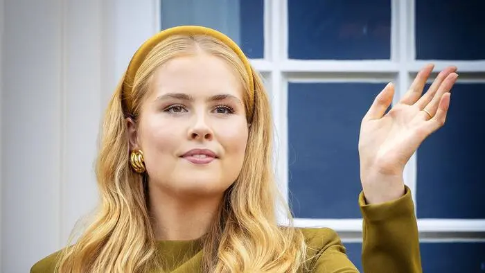 Kronprinzessin Amalia winkt