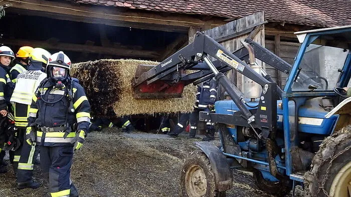 In einem Wirtschaftsgebäude in Weißkirchen gerieten Strohballen in Brand