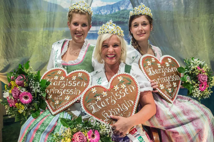 Nocheinmal weil's so schön ist, die frisch gekürten Hoheiten direkt nach der Wahl. Woher sie kommen, wie alt sie sind und was sie beruflich machen, erfahren sie hier. Doch nun von vorne ...