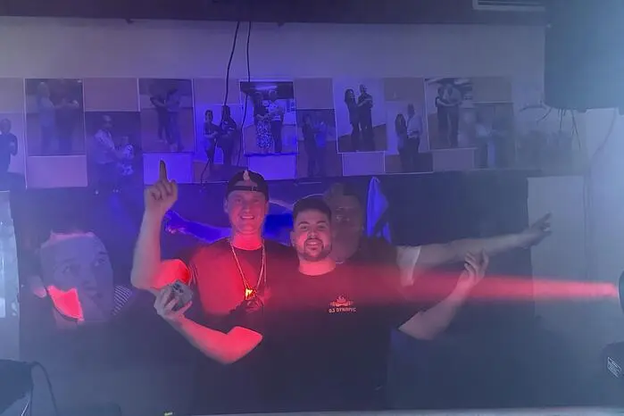 In der beliebten Kellerdisco heizte DJ Lexx dem Publikum mit aktuellen Beats kräftig ein.
