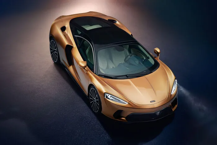 Mit fast 4,7 Metern ist der neue McLaren länger als jedes andere Fahrzeug der Sports oder Super Series. Die vorderen und hinteren Überhänge strecken sich weiter als üblich.