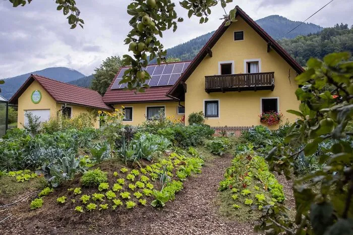 Auf dem Dach des Häuschens im Permagarten, in dem die Zimmer für das Personal sind, gibt es eine Fotovoltaik-Anlage.