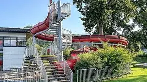 Die alte Wasserrutsche im Freibereich des Asia Spa Leoben wird bald abgebaut werden