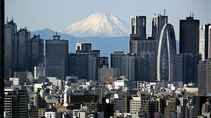 Platz 1.Tokio. Groß, größer, Tokio! Wer schon immer den Flair einer pulsierenden Millionenstadt genießen wollte, in der es einen eigenen Bezirk für Mangafans gibt und deren Bewohner besonders freundlich und hilfsbereit sind, der ist in Japans Hauptstadt richtig. Etwa neunmal so viele Menschen wie in Wien leben in Tokio. Die überaus großen Dimensionen wie die hohe Dichte und Anzahl der Gebäude sind atemberaubend. Dennoch hat Qualität und Service in Tokio oberste Priorität. Dies spiegelt sich unter anderem in der Kulinarik wider – für alle Sushi-Liebhaber ist Tokio ein Eldorado.