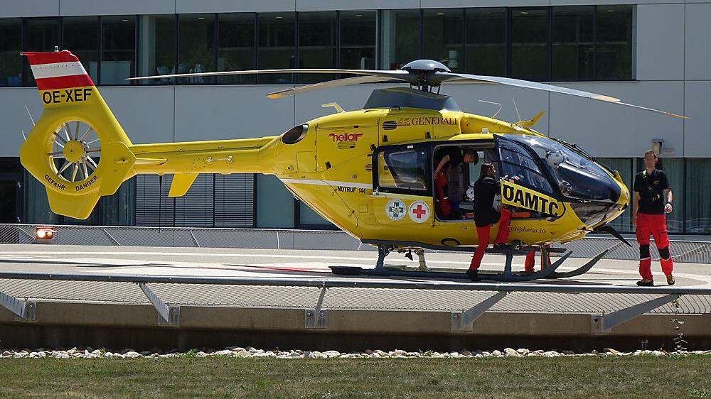 Der Verletzte wurde mit dem Hubschrauber vom LKH Hartberg ins LKH Graz geflogen (Archivbild)