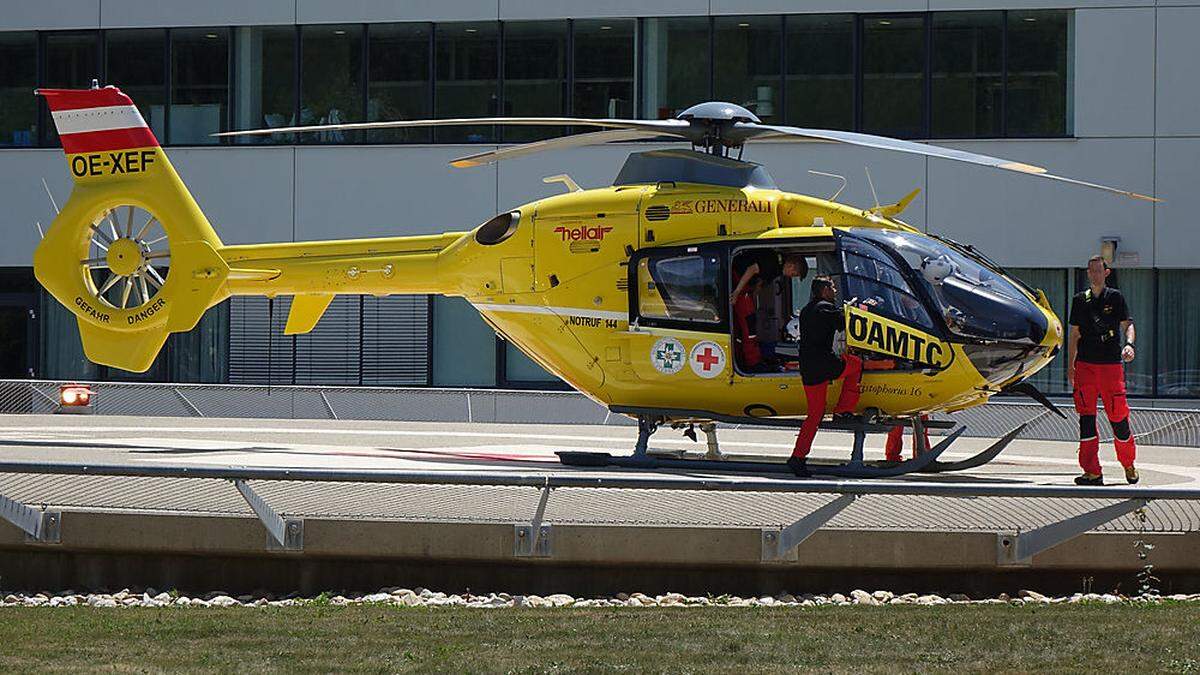 Der Verletzte wurde mit dem Hubschrauber vom LKH Hartberg ins LKH Graz geflogen (Archivbild)