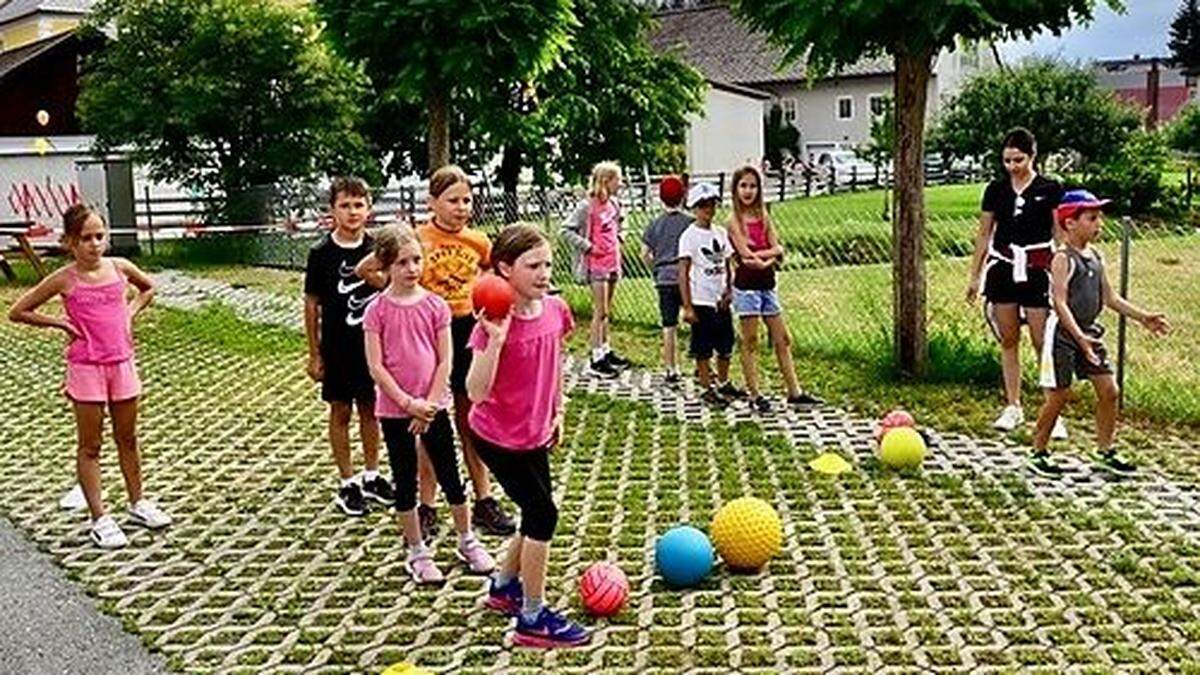 Zahlreiche Sportarten forderten die Volksschüler heraus 