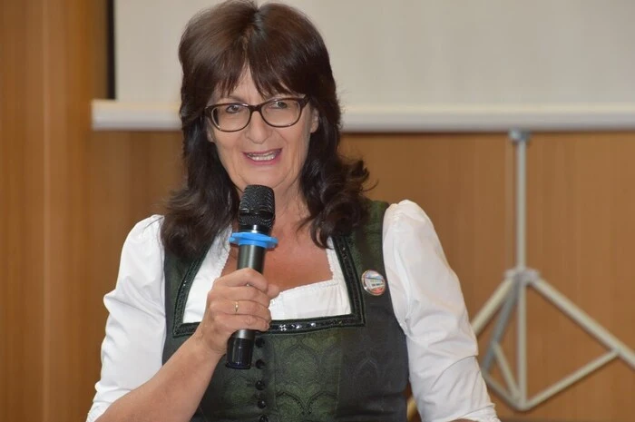 Insgesamt hat die Gemeinde Schöder in den letzten Jahren rund 200.000 Euro für die Modernisierung und Anschaffungen für die Schule aufgewendet. Bei der Jubiläumsfeier konnte Direktorin Gottlinde Setznagel auch die vormaligen Direktorinnen Beatrix Karner und Helene Staudigl, das Team des Elternvereines, frühere Lehrpersonen in Schöder sowie Schulleiter von Nachbarsschulen willkommen heißen.