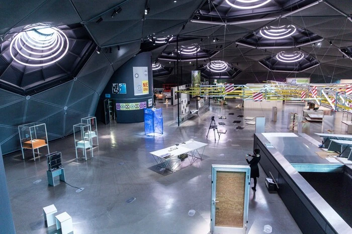 Beinahe das ganze Kunsthaus wird hier zur Ausstellungsfläche: Ein Blick auf den Space01, hier geht es nicht nur um Ressourcenverschwendung, sondern auch um Nachhaltigkeit und Innovation. Gerade hier zeigt sich, ...