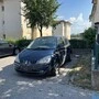 Gleich bei der Einfahrt in den ehemaligen Euco-Parkplatz steht ein dunkelblauer Renault ohne Nummerntafel