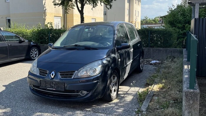 Gleich bei der Einfahrt in den ehemaligen Euco-Parkplatz steht ein dunkelblauer Renault ohne Nummerntafel
