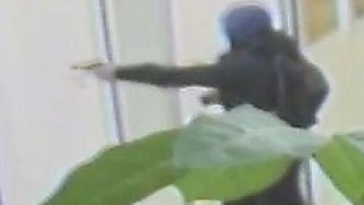 Der Mann trug beim Überfall eine blaue Mütze und weiße Einweghandschuhe