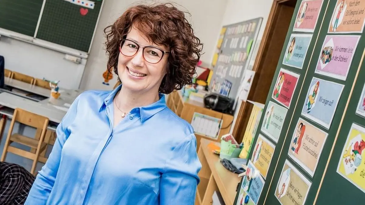 Rennerschule Klagenfurt Corona Covid-19 Kinderbetreuung (Kinder Hannah und Daniel) Direktorin Hensel Angela (blaue Bluse) Judith Oberweger (Schal) Hankusic Mediha